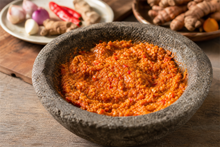 Step 2: a thick orange-red spice paste of shallots, garlic, chillies, galangal and turme